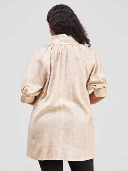  Hip-length blouse with short sleeves, adorned with elegant cuff details and a single button on each cuff. 